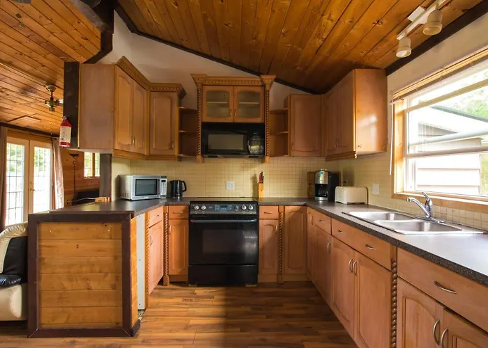 Beautiful 3 Bdrm + Bunkie Waterfront Cottage Near Gull Lake