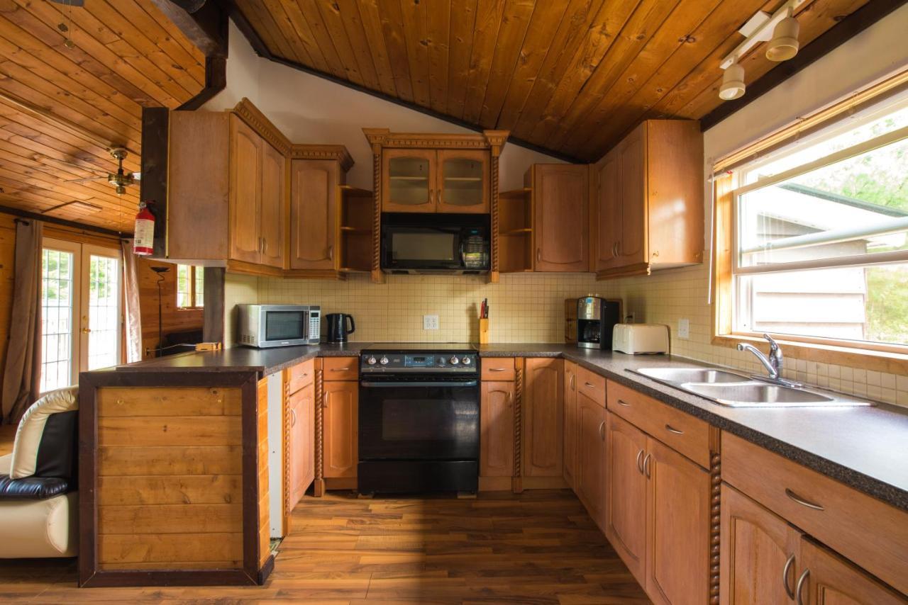 Beautiful 3 Bdrm + Bunkie Waterfront Near Gull Holiday home