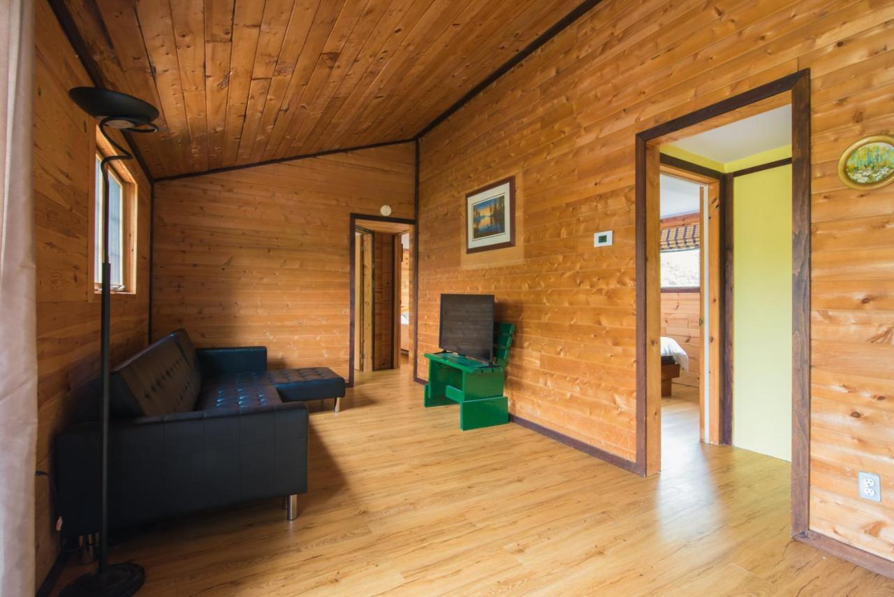 Beautiful 3 Bdrm + Bunkie Waterfront Near Gull Holiday home Minden