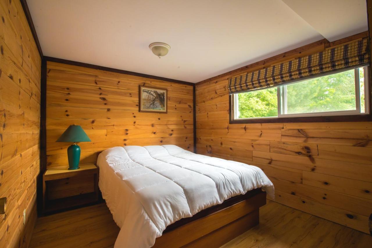 Beautiful 3 Bdrm + Bunkie Waterfront Near Gull *