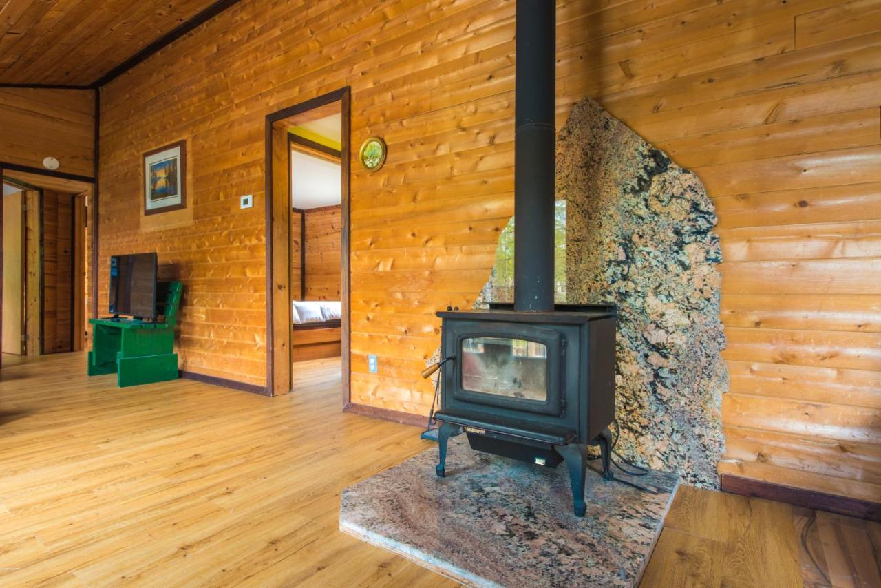 Beautiful 3 Bdrm + Bunkie Waterfront Near Gull Holiday home *