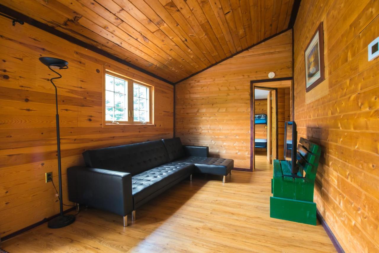 Beautiful 3 Bdrm + Bunkie Waterfront Near Gull Holiday home